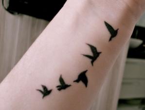 Татуировки стая птиц Татуировки для девушек на спине маленькие птицы